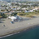 Seaside With Pool